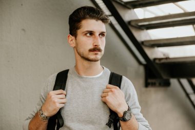 Genç, yakışıklı, sakallı hippi adamın açık hava fotoğrafı..