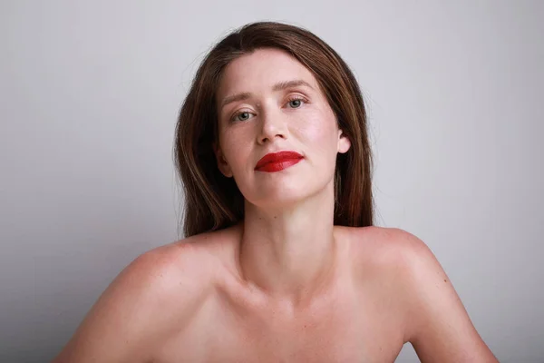 Retrato de belo modelo feminino jovem com lábios vermelhos e manicure nua. — Fotografia de Stock