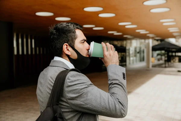 Başarılı genç iş adamı kahve içiyor ve yürüyor. Açık hava.. — Stok fotoğraf