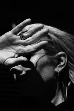 Dışarıda poz veren genç bir kadının siyah beyaz portresi.. 