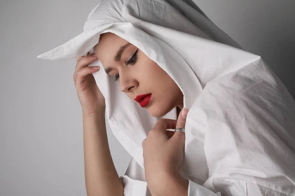 Retrato de una joven calva vestida con ropa blanca posando en el estudio. —  Fotos de Stock