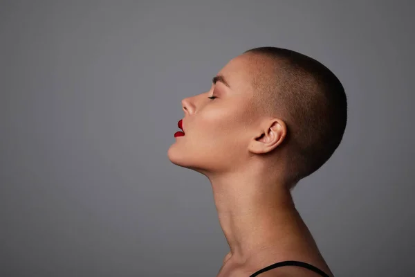 Side portrait of a beautiful bald woman. Studio shot. — Φωτογραφία Αρχείου