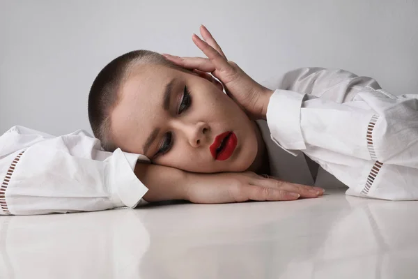 Imagen de una joven calva con maquillaje posando en el estudio. —  Fotos de Stock