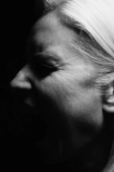 Stüdyoda poz veren genç bir kadının siyah beyaz portresi.. — Stok fotoğraf