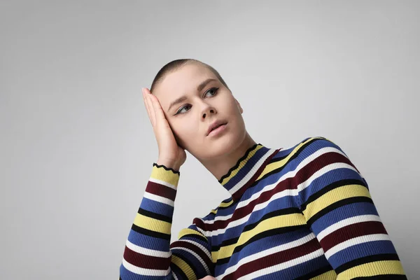 Retrato de mujer joven con problemas de piel. Problemas de acné. —  Fotos de Stock