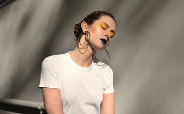 Saçları örgülü ve gözleri kapalı güzel sarışın bir kadının portresi..