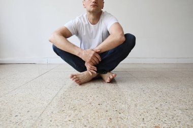 Yerde oturan depresif olgun bir adamın kesilmiş portresi..