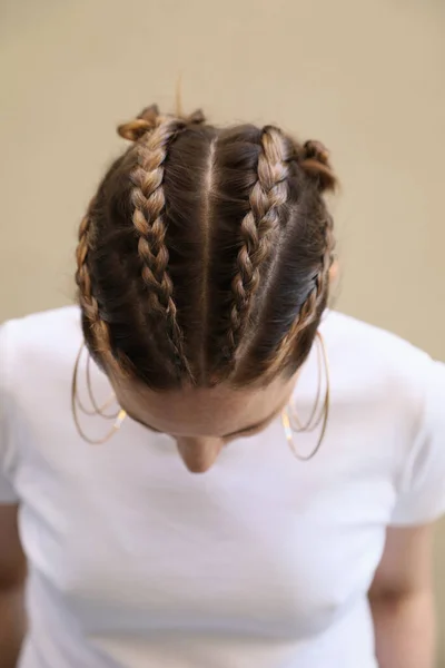 Retrato vertical de bela jovem loira com penteado de trança. — Fotografia de Stock