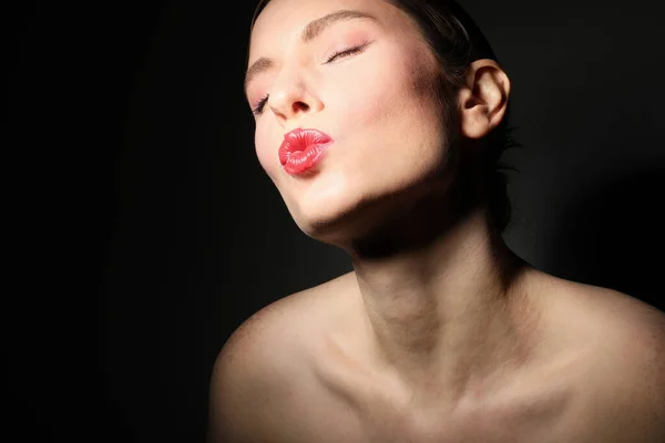 Retrato de cerca de una joven feliz, enviando un beso aéreo. —  Fotos de Stock