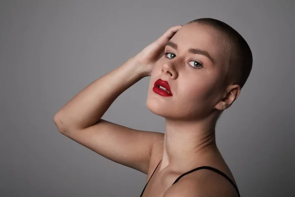 Retrato de una mujer hermosa y calva mirando streight con labios rojos. —  Fotos de Stock