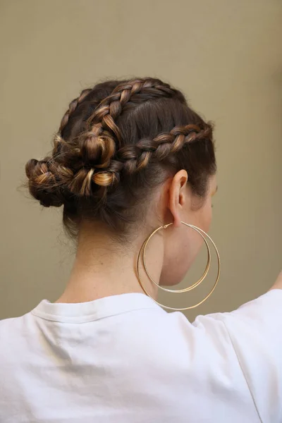 Mujer rubia joven con peinado de trenza. Vertical. —  Fotos de Stock