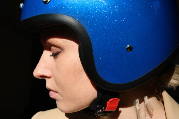 Close-up dari wanita muda berpose dengan helm retro biru. — Stok Foto