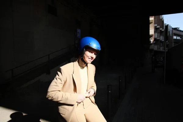 파란 역 헬멧을 쓰고 포즈를 취한 행복 한 여성. 옥외에서. — 스톡 사진