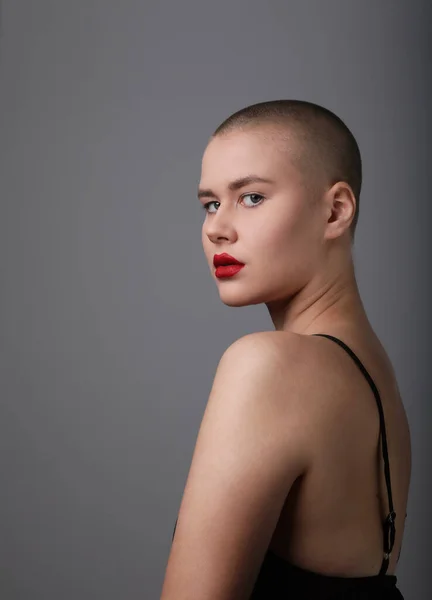 Retrato de mujer joven con la cabeza calva bailando y divirtiéndose. —  Fotos de Stock