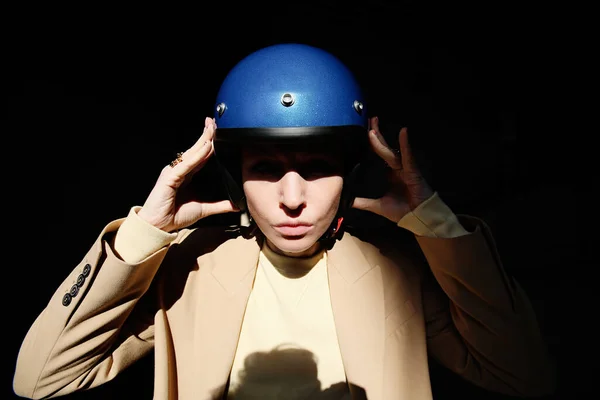 Fiatal motoros nő, kék retro sisakkal. Kültéri. — Stock Fotó