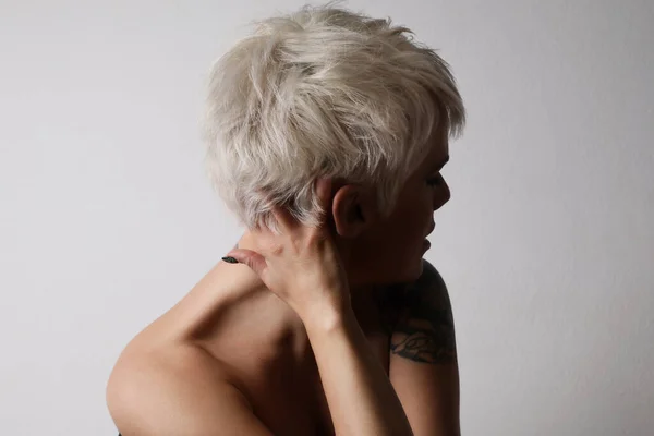 Wanita menerapkan pendingin rambut. Terisolasi di atas putih. — Stok Foto