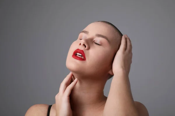 Retrato de una joven sensual con la cabeza calva bailando y divirtiéndose. —  Fotos de Stock