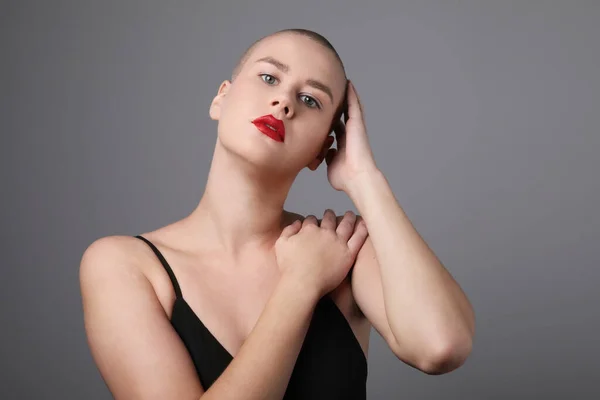 Retrato de mujer joven con la cabeza calva bailando y divirtiéndose. Aislado. —  Fotos de Stock