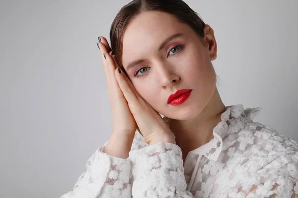 Retrato de belo modelo jovem com lábios vermelhos vestindo vestido branco. Isolados. — Fotografia de Stock