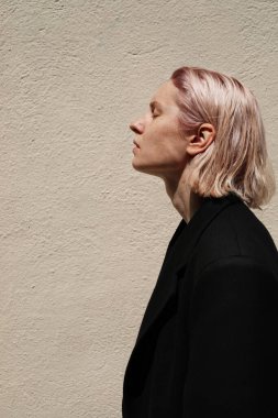 Pembe saçlı genç kız, sokak stili, hippi kız, açık havada poz veriyor..