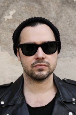 Yakışıklı bir İspanyol 'un yakın plan portresi. Sakallı surat. Açık hava..