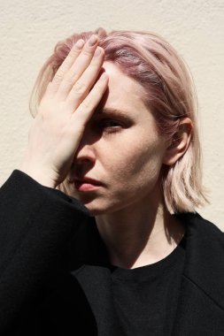 Pembe saçlı güzel hippi kız, sokak tarzı, açık hava..