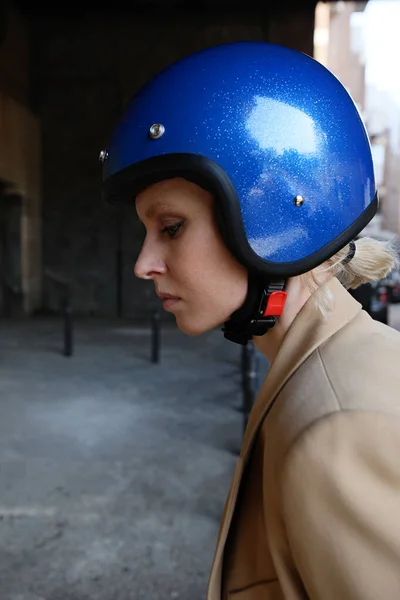 Gambar samping wanita muda berpose dengan helm retro biru. Vertikal. — Stok Foto