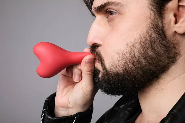 Com amor. Retrato de um belo jovem espanhol com balão inflável. — Fotografia de Stock