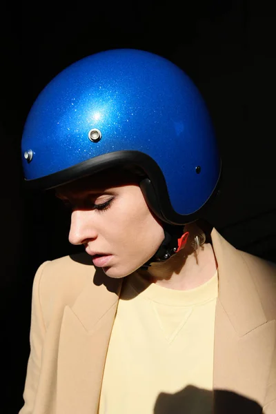 Kepala wanita muda berpose dengan helm retro biru. Vertikal. — Stok Foto
