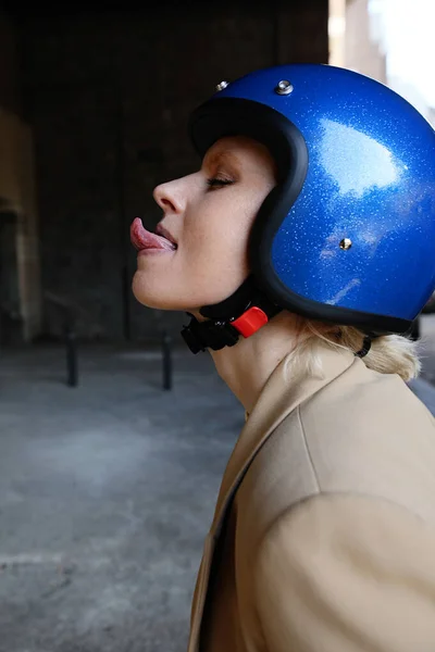 Wanita muda cantik berpose dengan helm retro biru. Vertikal. — Stok Foto