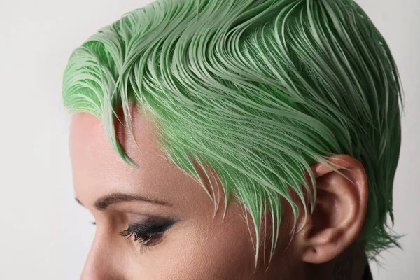 Portrait recadré de jeune femme blonde aux cheveux verts courts. Espace pour le texte. — Photo