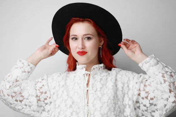 Jovem mulher com cabelo ruivo em pé sobre fundo branco. Isolados. — Fotografia de Stock