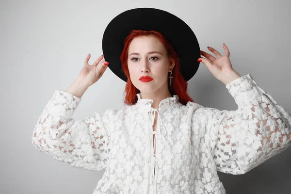 Mulher muito jovem com cabelo vermelho, enquanto em pé sobre fundo branco. — Fotografia de Stock