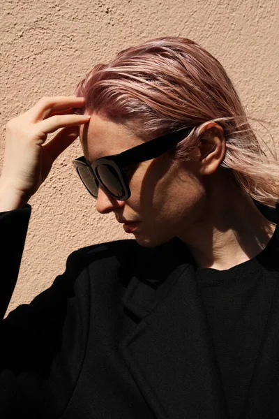 Seitenporträt eines jugendlichen Hipster-Mädchens mit rosa Haaren und Sonnenbrille. — Stockfoto