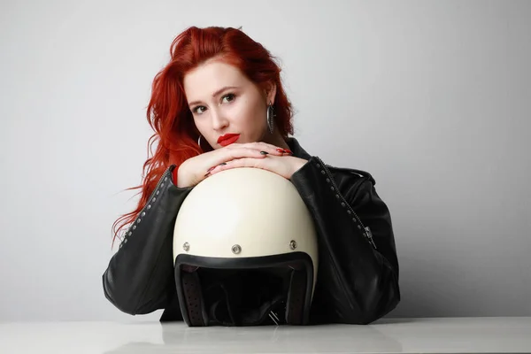 Mulher motociclista atraente, posando com capacete branco. — Fotografia de Stock