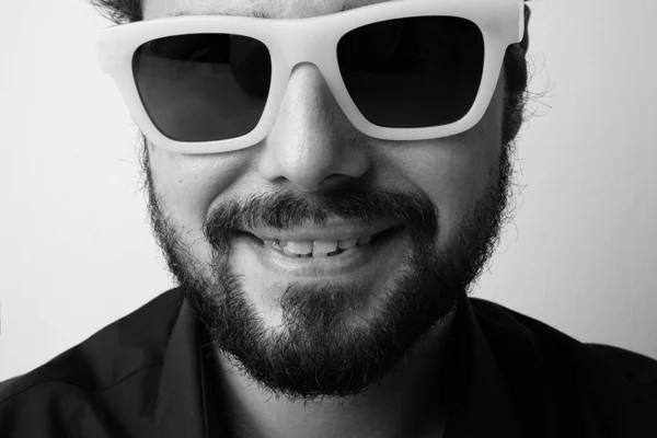 Fekete-fehér fotó szakállas férfi fehér napszemüveget visel. — Stock Fotó
