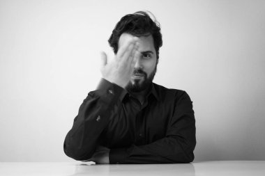 Sakallı adamın siyah beyaz portresi. Yakışıklı kendine güvenen mükemmel stil adamı..