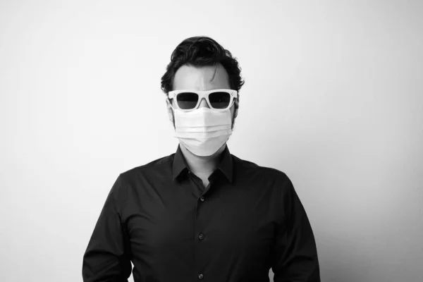 黒と白の写真の髭の男を身に着けている医療マスク. — ストック写真