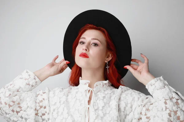 Jovem muito charmoso com cabelo vermelho e chapéu fedora preto. — Fotografia de Stock