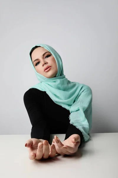 身穿绿色头巾的年轻穆斯林妇女的垂直肖像。背景浅. — 图库照片