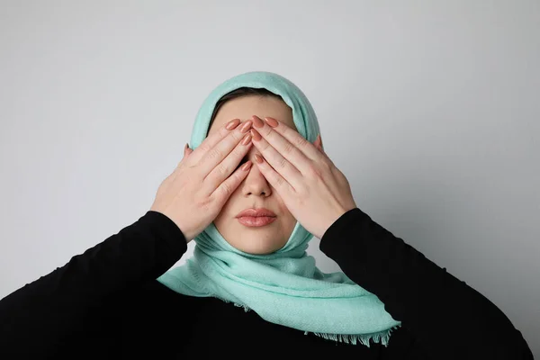 年轻紧张的穆斯林女子头戴绿色头巾的画像。背景浅. — 图库照片