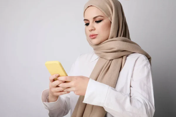 年轻快乐的穆斯林女子在智能手机上的肖像。被隔离了. — 图库照片