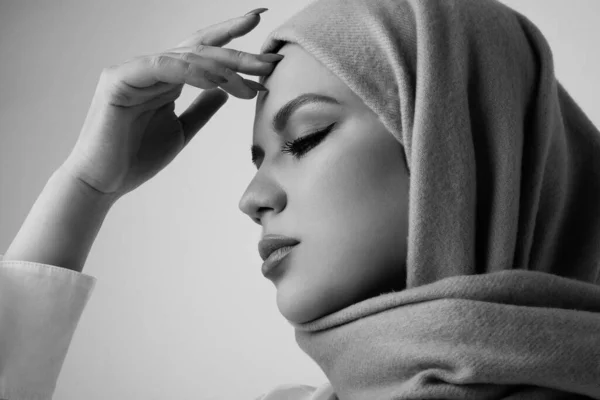 Portrait en gros plan noir et blanc d'une jeune femme musulmane portant du hijab beige. — Photo