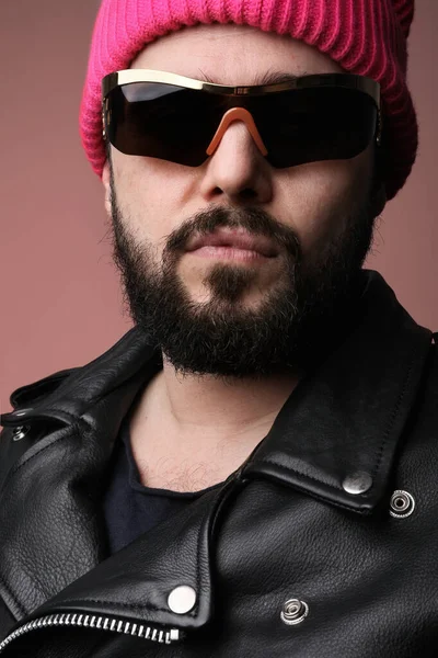 Potret vertikal pria muda berjenggot tampan, mengenakan topi merah muda dan kacamata hitam — Stok Foto