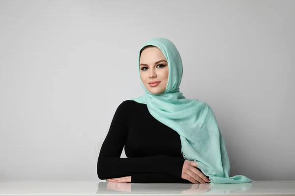 Jovem mulher muçulmana feliz vestindo hijab verde. Isolado em fundo claro. — Fotografia de Stock