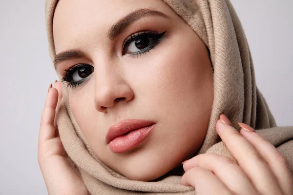 Gros plan portrait d'une jeune musulmane arabe portant du hijab beige. Isolé. — Photo