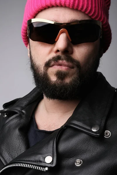 Függőleges közelkép portré fiatal jóképű szakállas férfi, rózsaszín kalap. — Stock Fotó