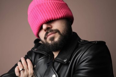 Pembe şapkalı yakışıklı sakallı adamın portresi. İzole edilmiş.