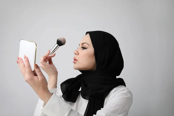 Portrait de femme musulmane porte le hijab noir faisant sa routine de maquillage. — Photo