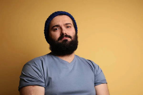 Big man with beard, posing over yellow background. Isolated. — Stock Photo, Image